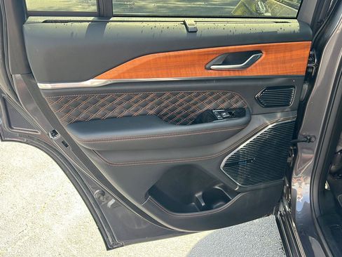 Used 2022 Jeep Grand Cherokee Summit AWD/4WD image 18