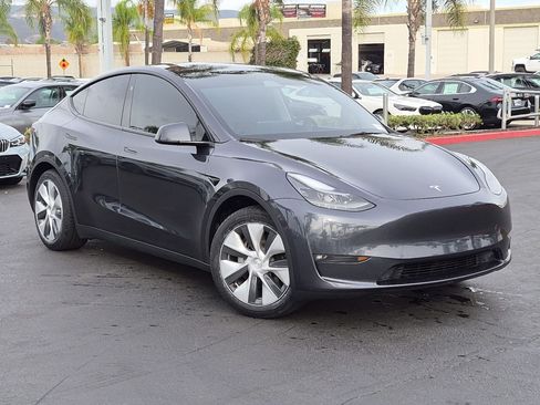 Used 2024 Tesla Model Y Long Range AWD/4WD image 2