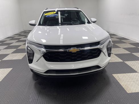 Used 2024 Chevrolet Trax LT w/ Sunroof Package image 7