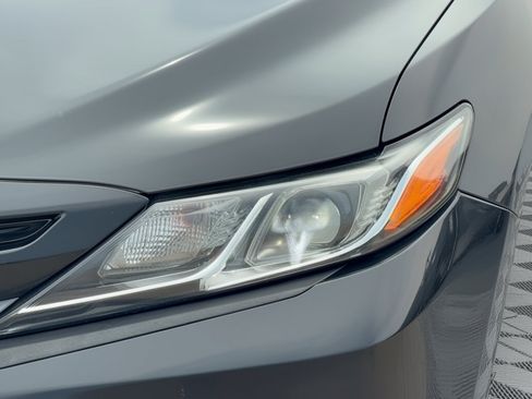 Used 2018 Toyota Camry SE FWD image 12