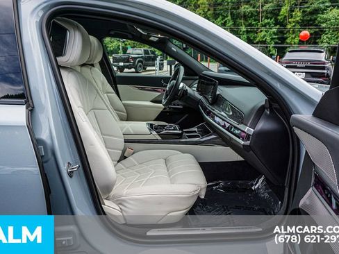 Used 2024 BMW 760i xDrive w/ Premium Package image 23
