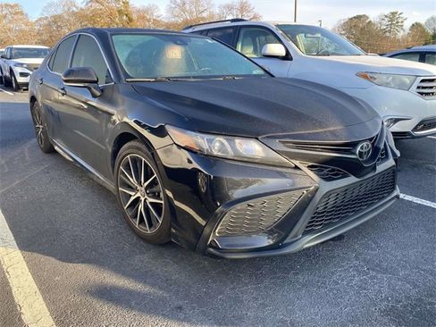 Used 2022 Toyota Camry SE image 1