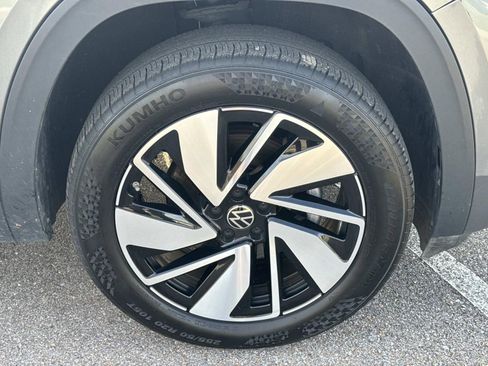 Used 2025 Volkswagen Atlas SE FWD image 4