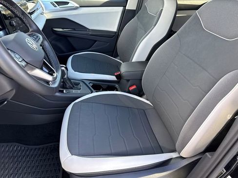 Used 2025 Volkswagen Taos SE image 29