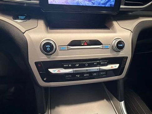 Used 2024 Ford Explorer XLT w/ Equipment Group 202A AWD/4WD image 28