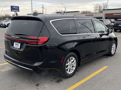 Used 2024 Chrysler Pacifica Touring-L FWD image 10