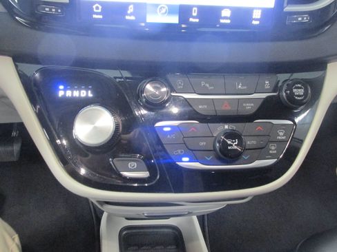 Used 2023 Chrysler Pacifica Touring-L FWD image 33