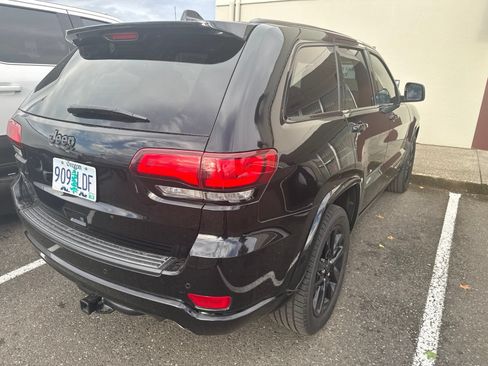 Used 2018 Jeep Grand Cherokee Altitude AWD/4WD image 3