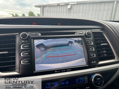 Used 2018 Toyota Highlander XLE AWD/4WD image 36