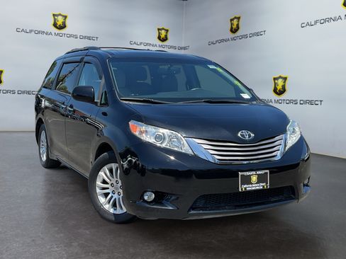 Used 2017 Toyota Sienna XLE w/ XLE Navigation Package FWD image 3