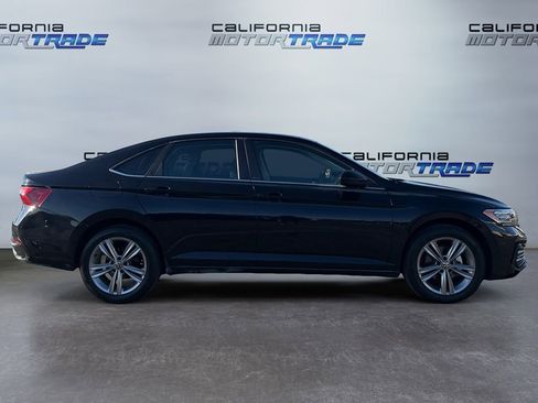 Used 2022 Volkswagen Jetta SE image 4