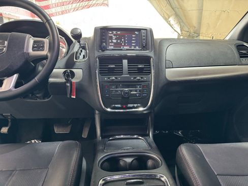 Used 2016 Dodge Grand Caravan R/T FWD image 18