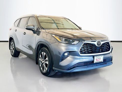 Used 2023 Toyota Highlander XLE FWD image 3