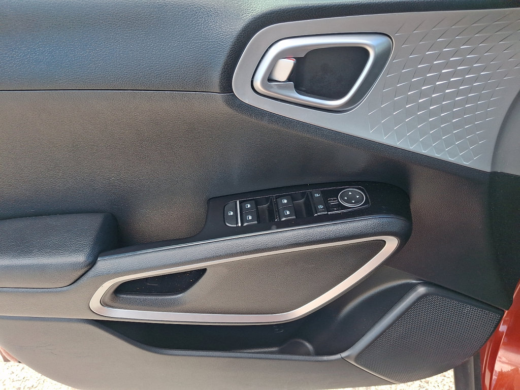 Used 2024 Kia Soul LX w/ LX Technology Package FWD image 23