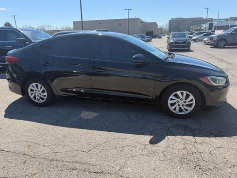 Used 2018 Hyundai Elantra SE image 3