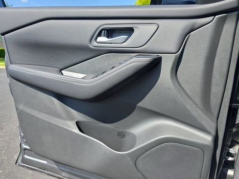Certified 2025 Nissan Rogue SV FWD image 26