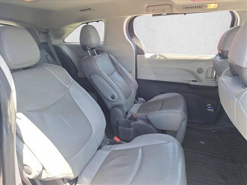 Used 2021 Toyota Sienna Limited FWD image 18