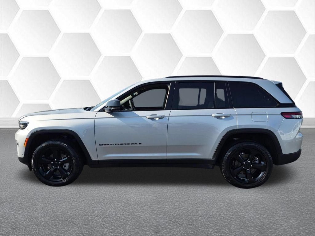 Used 2025 Jeep Grand Cherokee Limited w/ Luxury Tech Group II AWD/4WD image 6