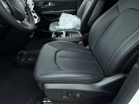 New 2027 Chrysler Pacifica Select FWD image 18