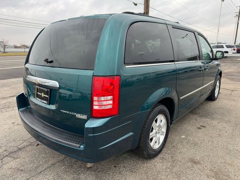 Used 2009 Chrysler Town & Country Touring image 8
