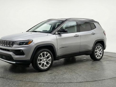 Used 2025 Jeep Compass Limited AWD/4WD image 3