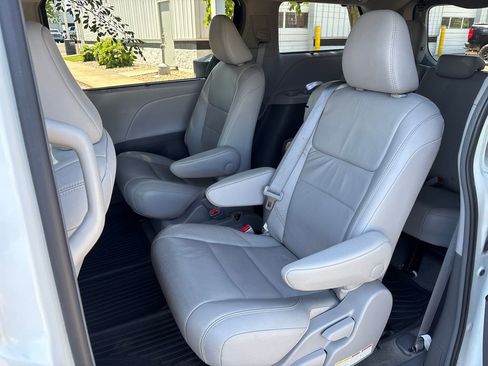 Used 2017 Toyota Sienna XLE Premium FWD image 32