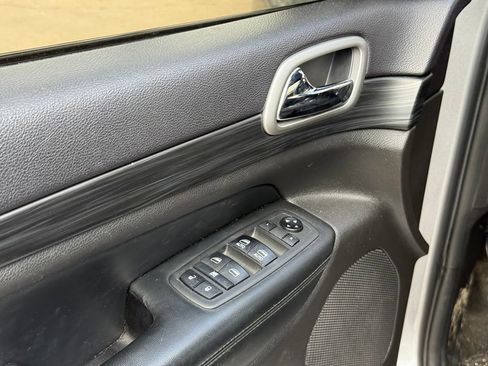 Used 2019 Jeep Grand Cherokee Altitude AWD/4WD image 11
