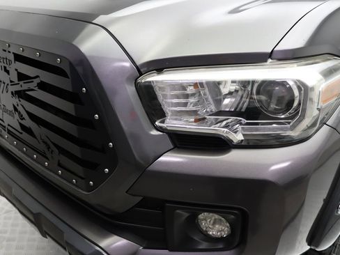Used 2017 Toyota Tacoma TRD Sport image 3