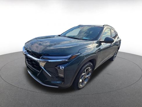 Used 2025 Chevrolet Trax LT FWD image 2