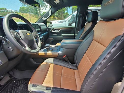 Used 2025 Chevrolet Silverado 1500 High Country AWD/4WD image 3