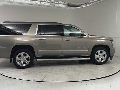 Used 2018 Chevrolet Suburban LT w/ LT Signature Package AWD/4WD image 9