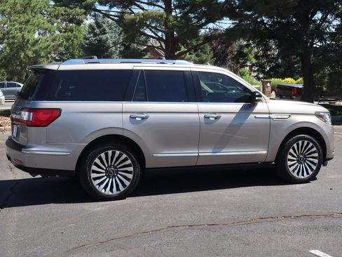 Used 2018 Lincoln Navigator Reserve w/ Technology Package AWD/4WD image 4