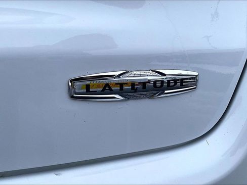 Used 2024 Jeep Compass Latitude image 8