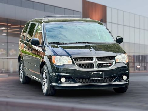 Used 2017 Dodge Grand Caravan SXT image 1