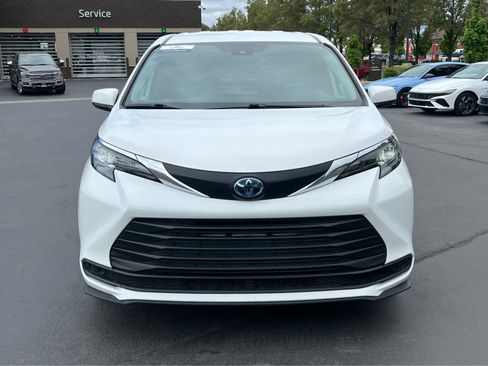 Used 2025 Toyota Sienna LE FWD image 3