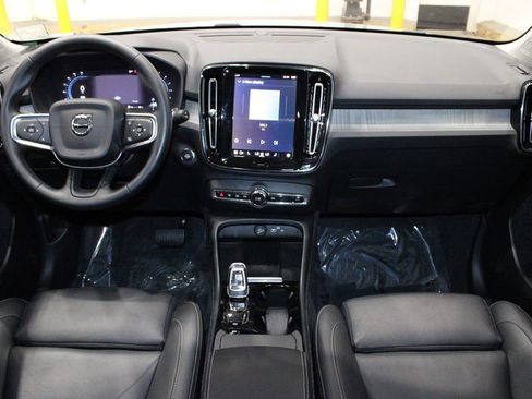 Used 2025 Volvo XC40 B5 Plus image 31
