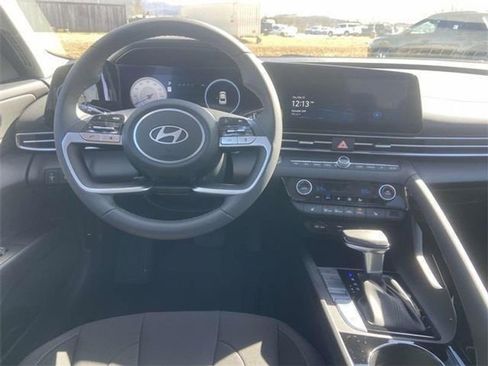 Used 2025 Hyundai Elantra SEL image 2