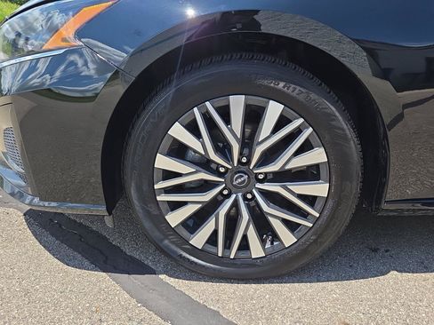 Used 2025 Nissan Altima 2.5 SV FWD image 11