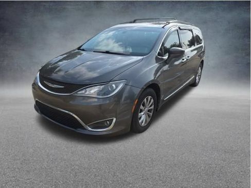 Used 2017 Chrysler Pacifica Touring-L w/ 13 Speaker Alpine Sound Group FWD image 2