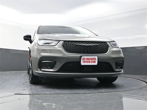 Used 2023 Chrysler Pacifica Limited w/ Uconnect Theater Family Group image 26