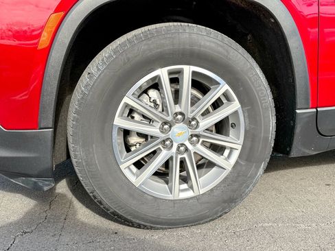 Used 2023 Chevrolet Traverse LT image 9
