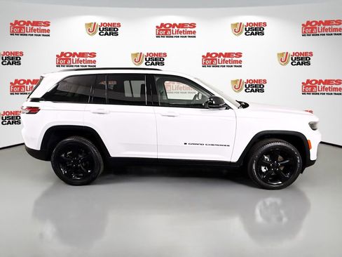 Used 2023 Jeep Grand Cherokee Limited w/ Black Appearance Package image 16