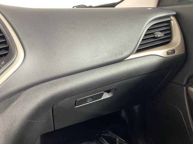 Used 2018 Jeep Cherokee Latitude w/ Safety Group AWD/4WD image 28