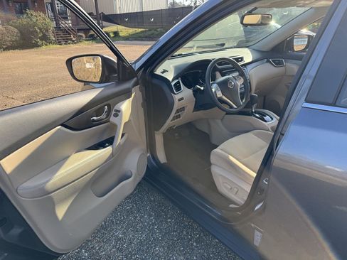 Used 2018 Nissan Rogue SV image 18