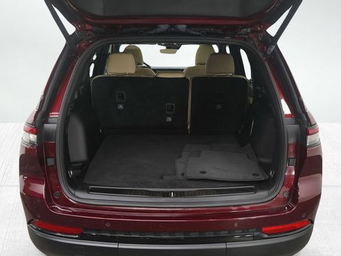 Used 2024 Jeep Grand Cherokee Limited w/ Luxury Tech Group II image 9