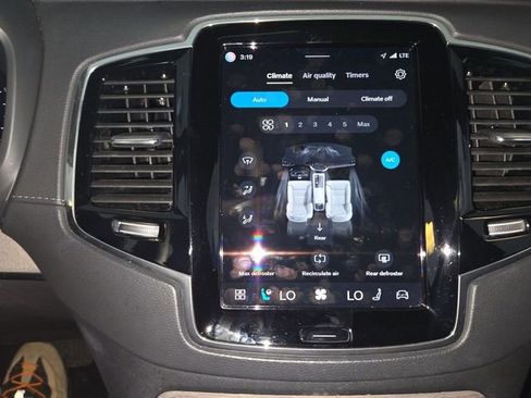 Used 2023 Volvo XC90 B6 Ultimate w/ Protection Package Premier image 19