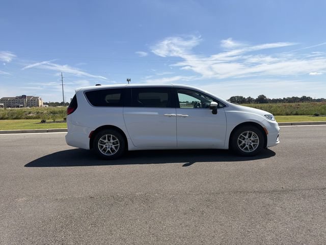 Used 2023 Chrysler Pacifica Touring-L FWD image 6