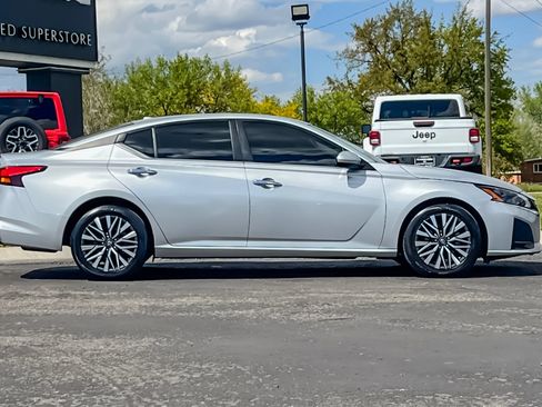 Used 2023 Nissan Altima 2.5 SV FWD image 3