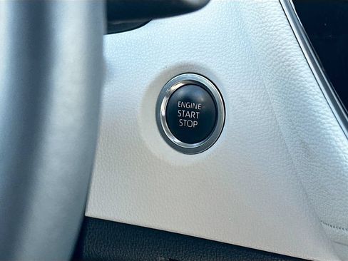 Used 2025 Toyota Corolla SE w/ Convenience Package FWD image 19