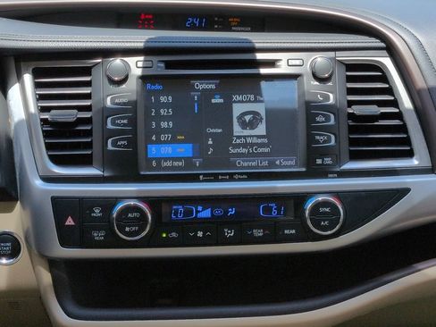 Used 2017 Toyota Highlander XLE w/ Carpet Mat Package AWD/4WD image 18